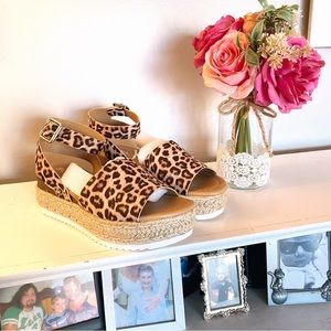 NWOT Soda platform cheetah print sandals size 6 adorable!